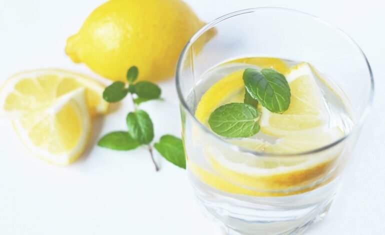  Why You Should Be Drinking Mint Water