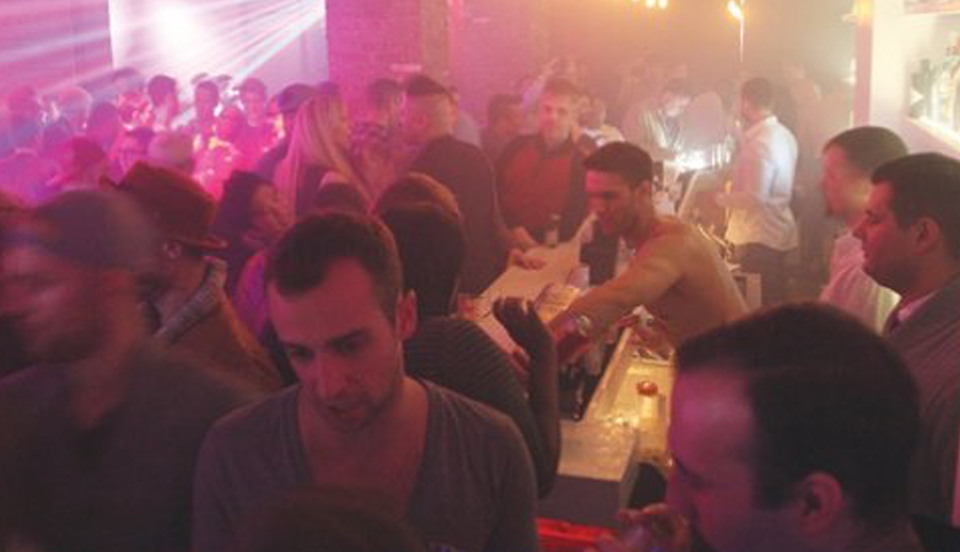 1gay-dating-nyc-rise-bar-men-over-40
